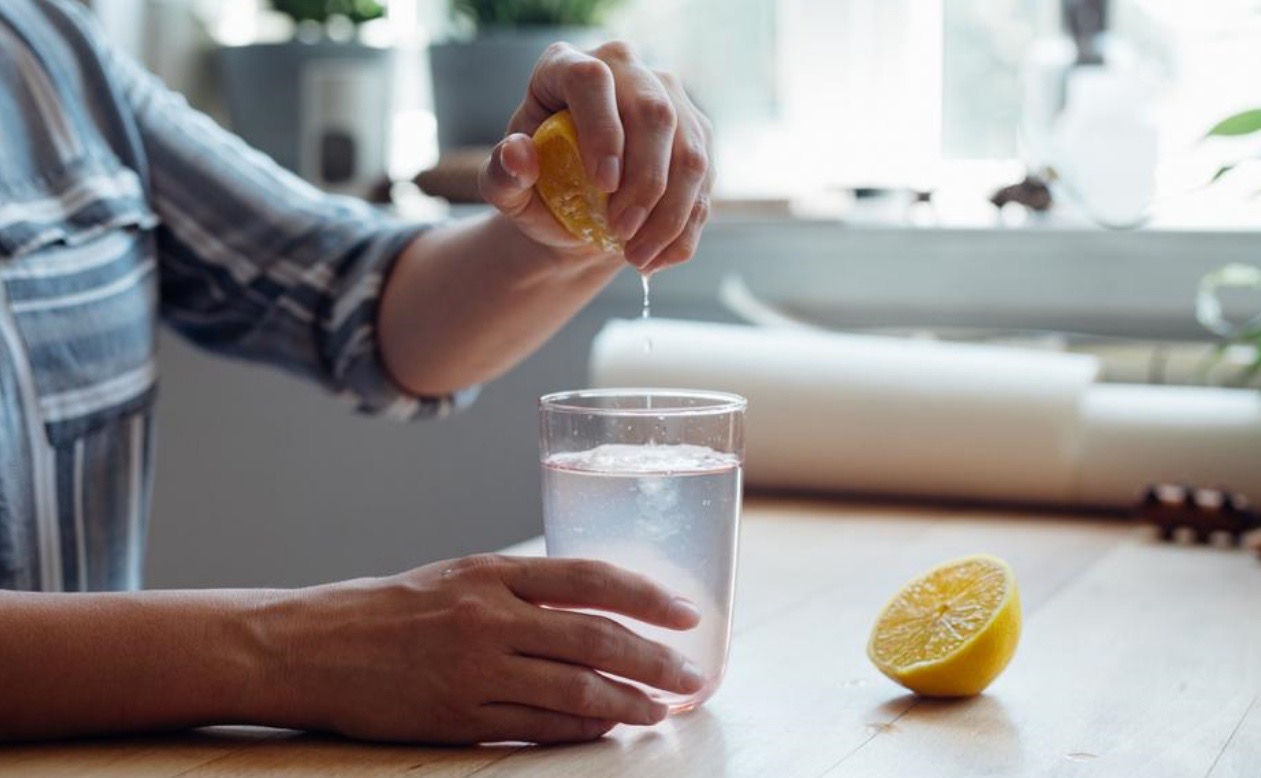 ¿Tomar agua con limón en ayunas realmente adelgaza? Esto dice una experta de la UNAM