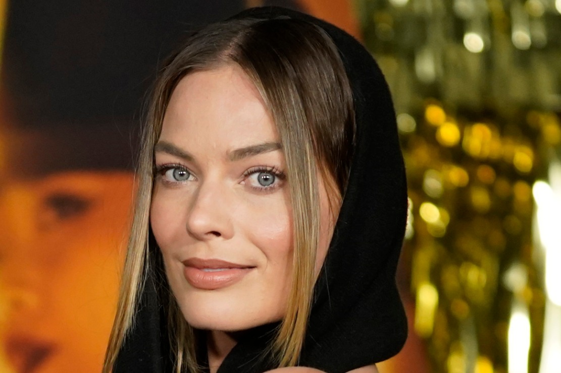 Margot Robbie luce el original traje de baño de Barbie ¡fantástica!