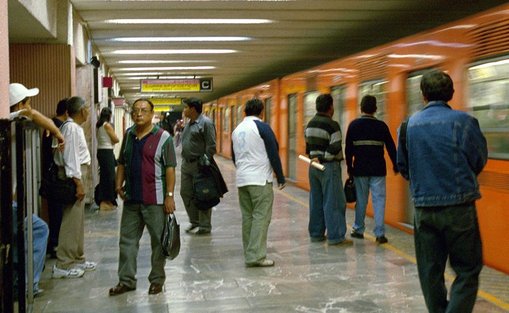 Muere hombre en el Metro; pensaron que dormía 