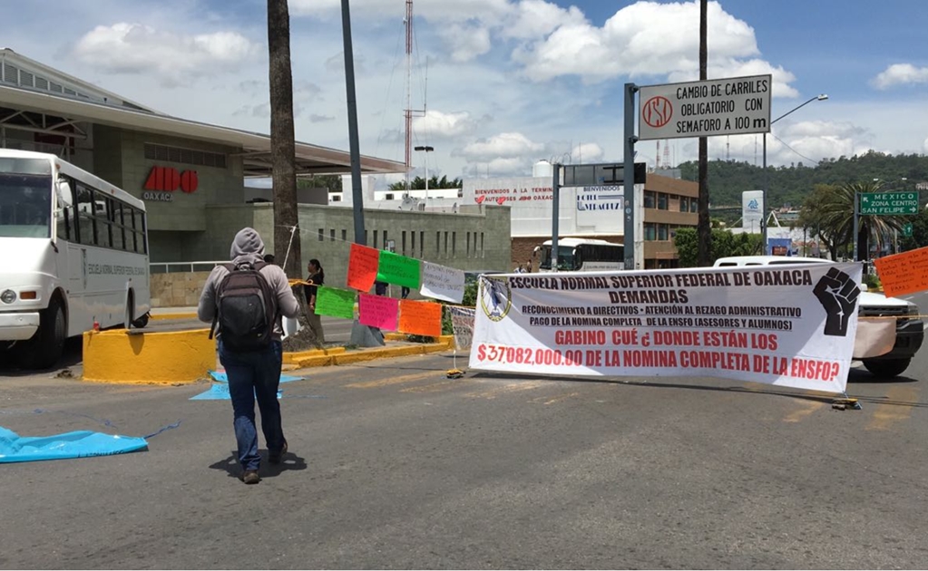 Bloquea CNTE terminal de autobuses de Oaxaca