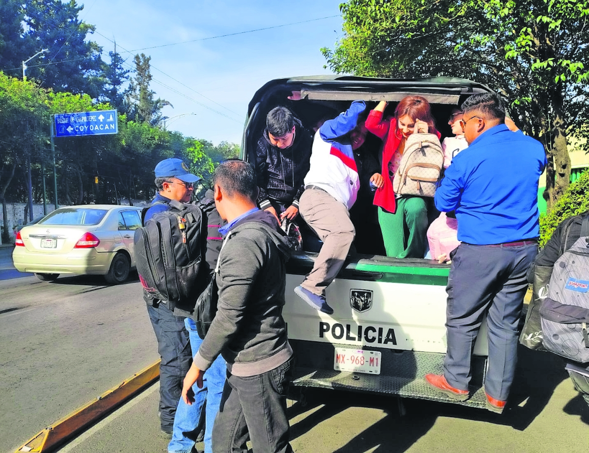 Usuarios padecen caos en Línea 9 del Metro