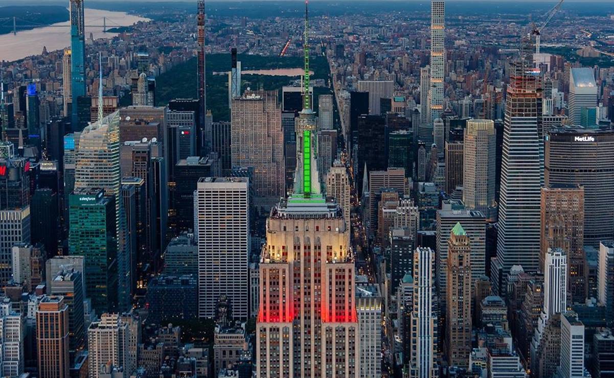 Embajador Landau muestra el Empire State con los colores de México