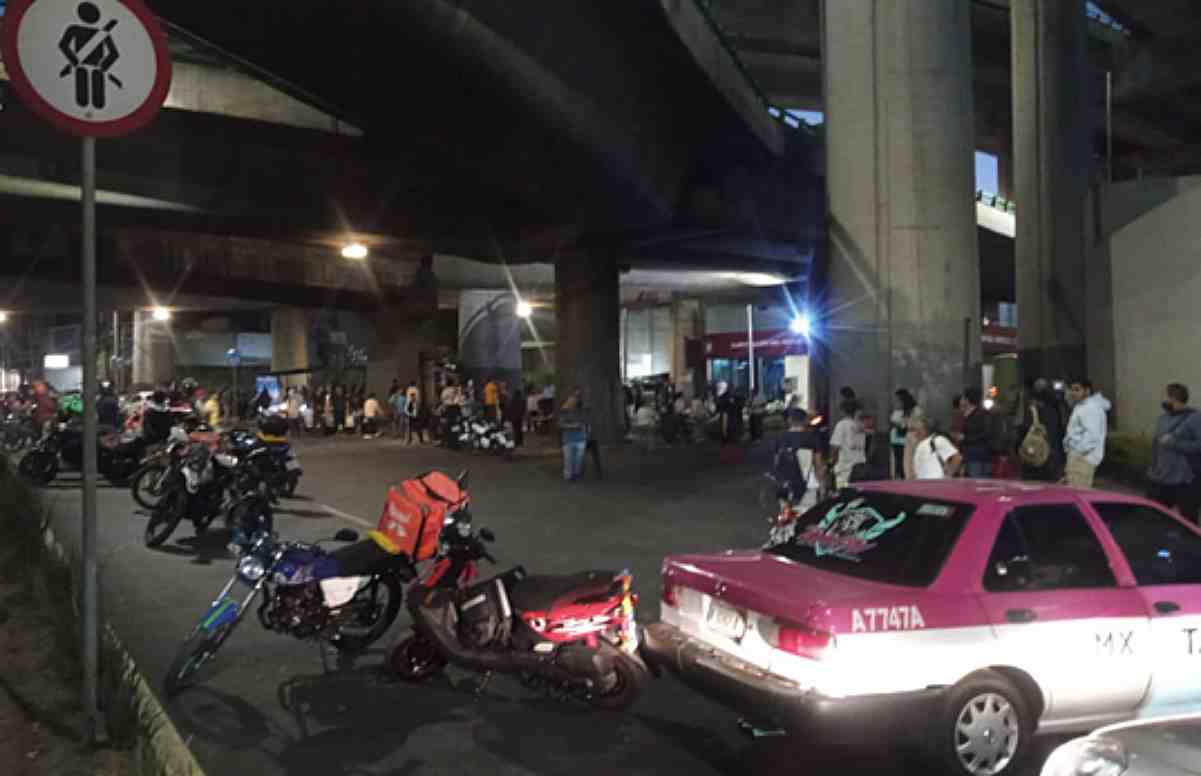 Bloqueo de taxistas y motociclistas en Periférico Sur deja dos detenidos; entre empujones restablecen circulación