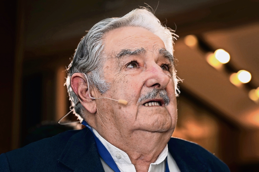 Expresidente José Mujica pasa por "el momento más difícil" de su terapia contra el cáncer, dice su esposa