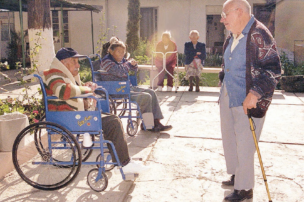 Plantean usar guarderías para ancianos