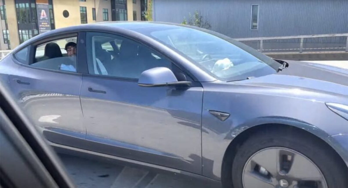 Detienen a conductor por usar Autopilot de Tesla y viajar en el asiento trasero