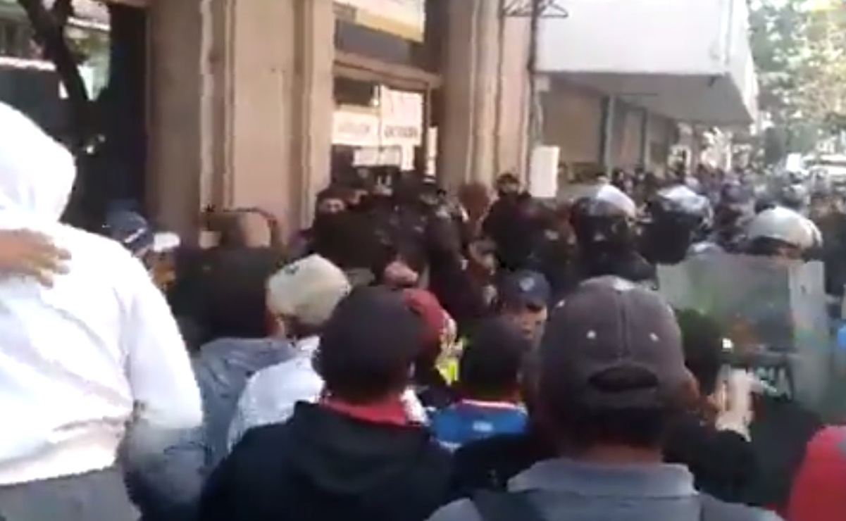 Pepenadores se enfrentan a policías en Guadalajara; hay 67 detenidos