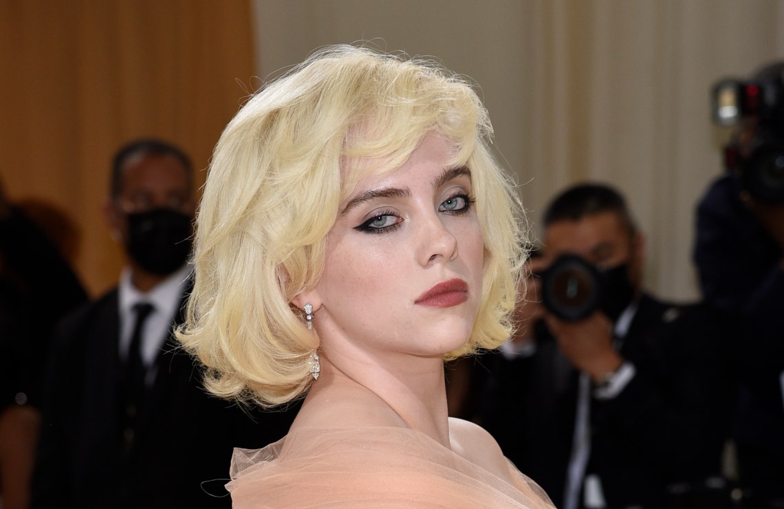 Billie Eilish desfila en el Met Gala transformada en Marilyn Monroe