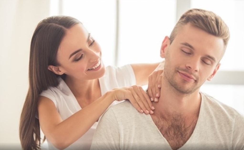 El masaje entre la pareja alivia el estrés