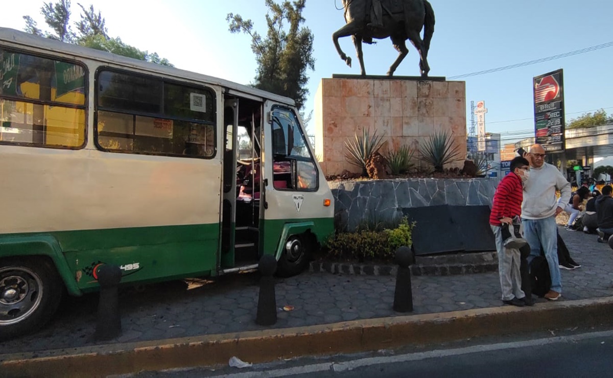 Microbús choca contra muro de la glorieta ubicada en Calzada México Xochimilco; hay 6 lesionados