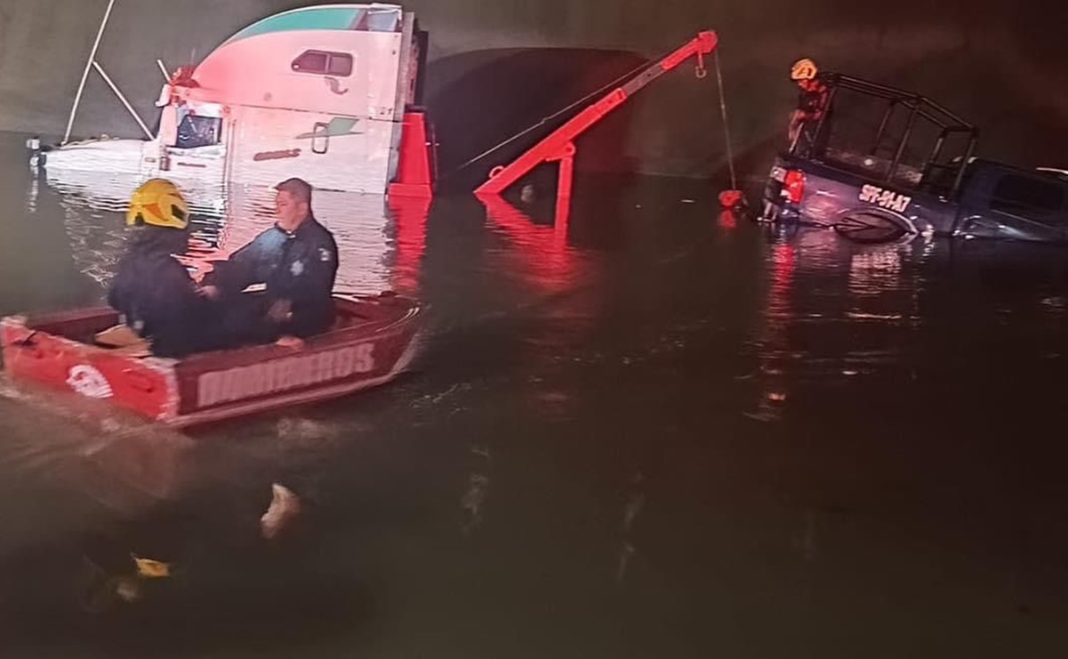 VIDEO Bomberos rescatan a 2 policías de Cuautitlán Izcalli atrapados en su patrulla por la lluvia 