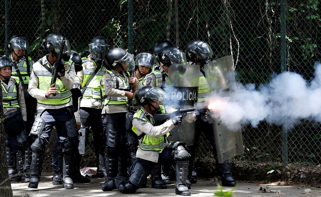 Dispersan con gas lacrimógeno a estudiantes en Caracas
