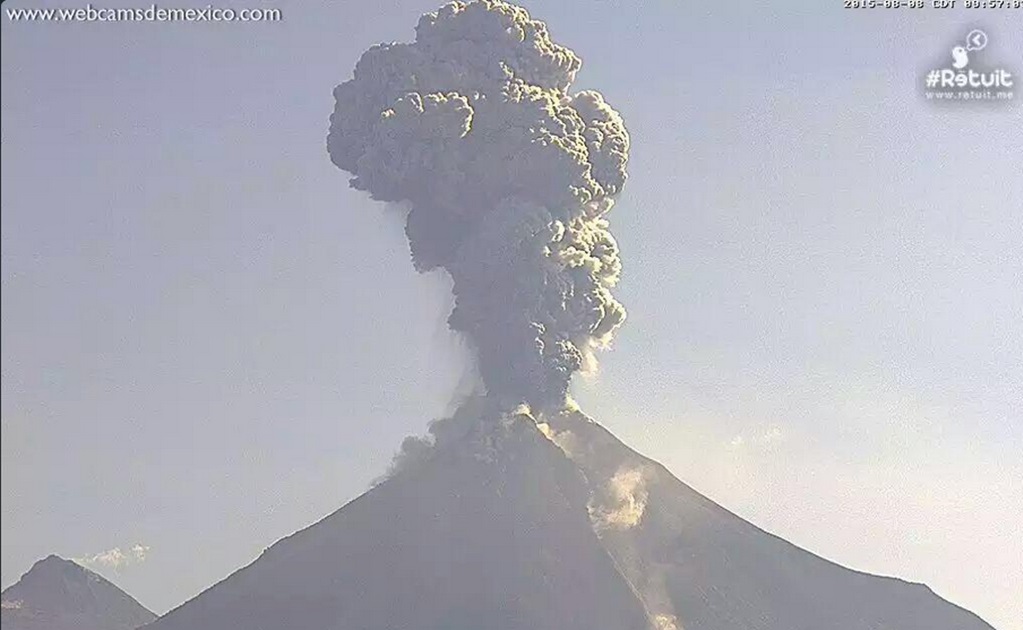 Volcán de Colima exhala fumarola de más de tres mil metros