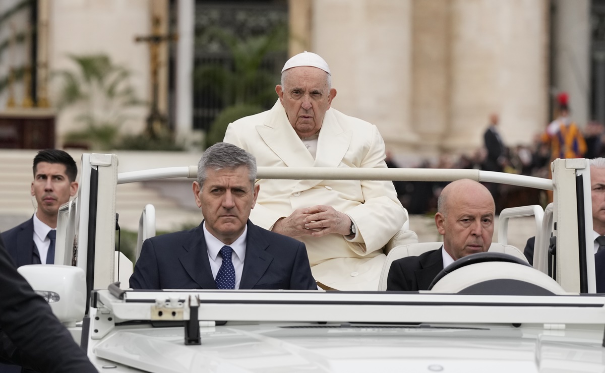 Papa Francisco recibirá el alta “en los próximos días”, se recupera bien tras operación