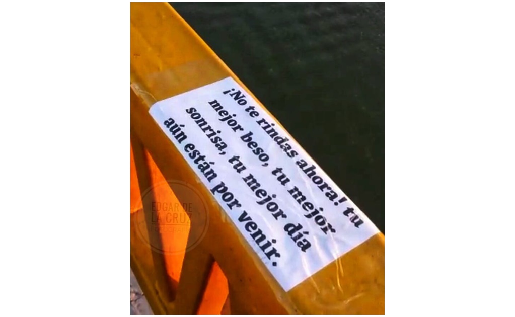Para prevenir suicidios, tapizan el puente Tampico con mensajes positivos