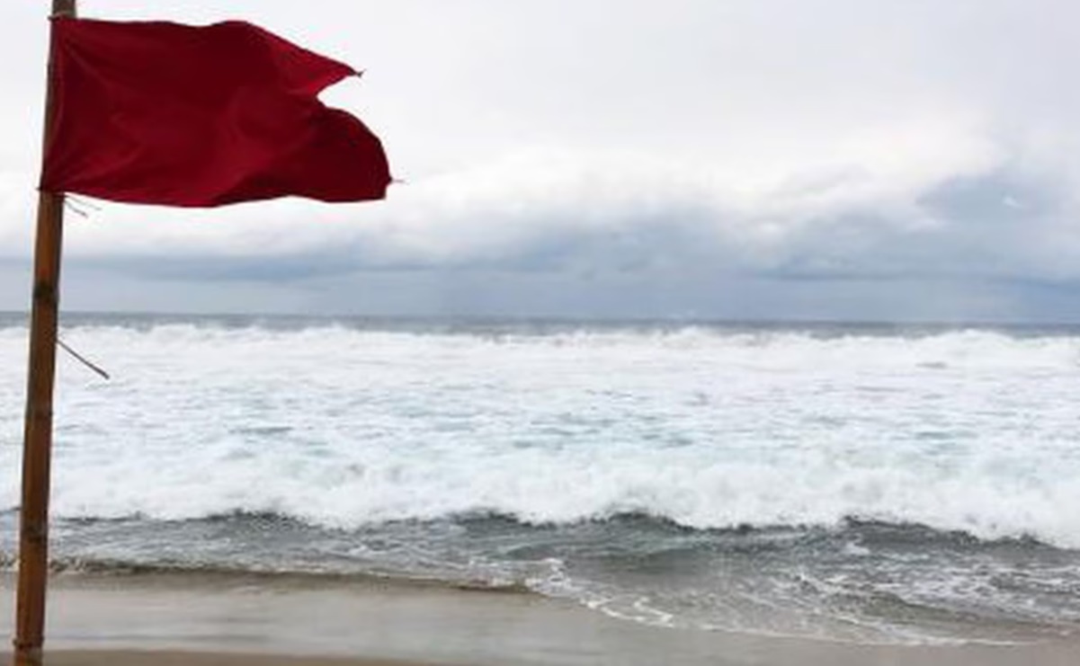 Escuadrón Acuático rescata a un turista en Mazatlán; continúa la búsqueda de adolescente arrastrado por corrientes