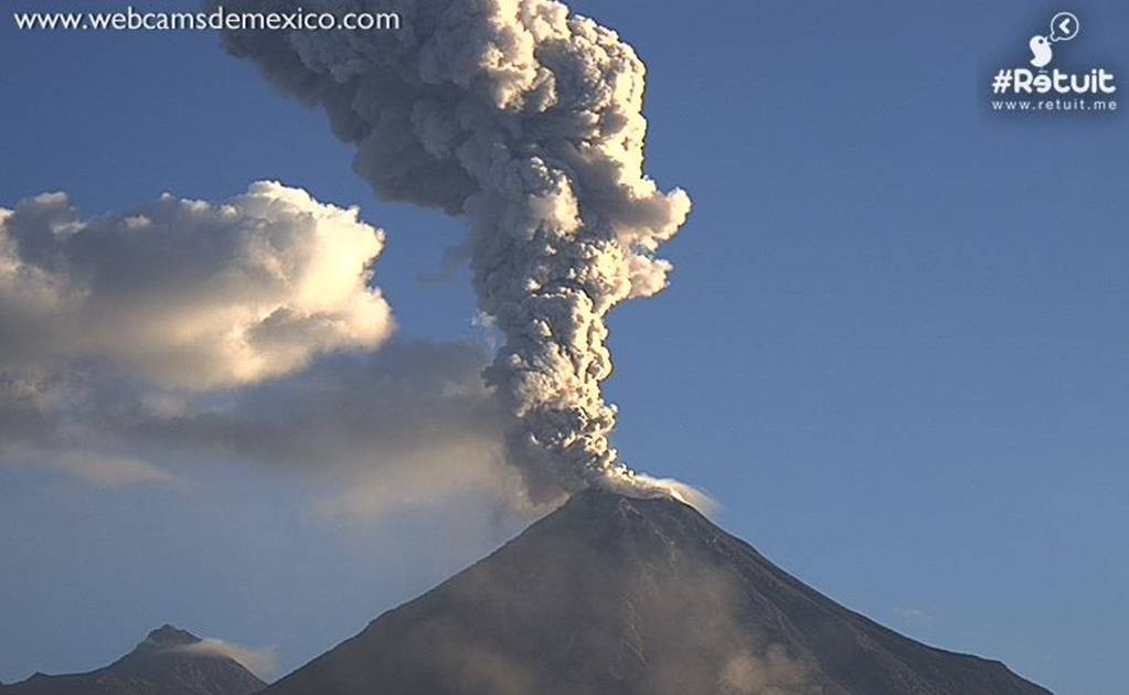Volcán de Colima emite fumarola de 2 kilómetros