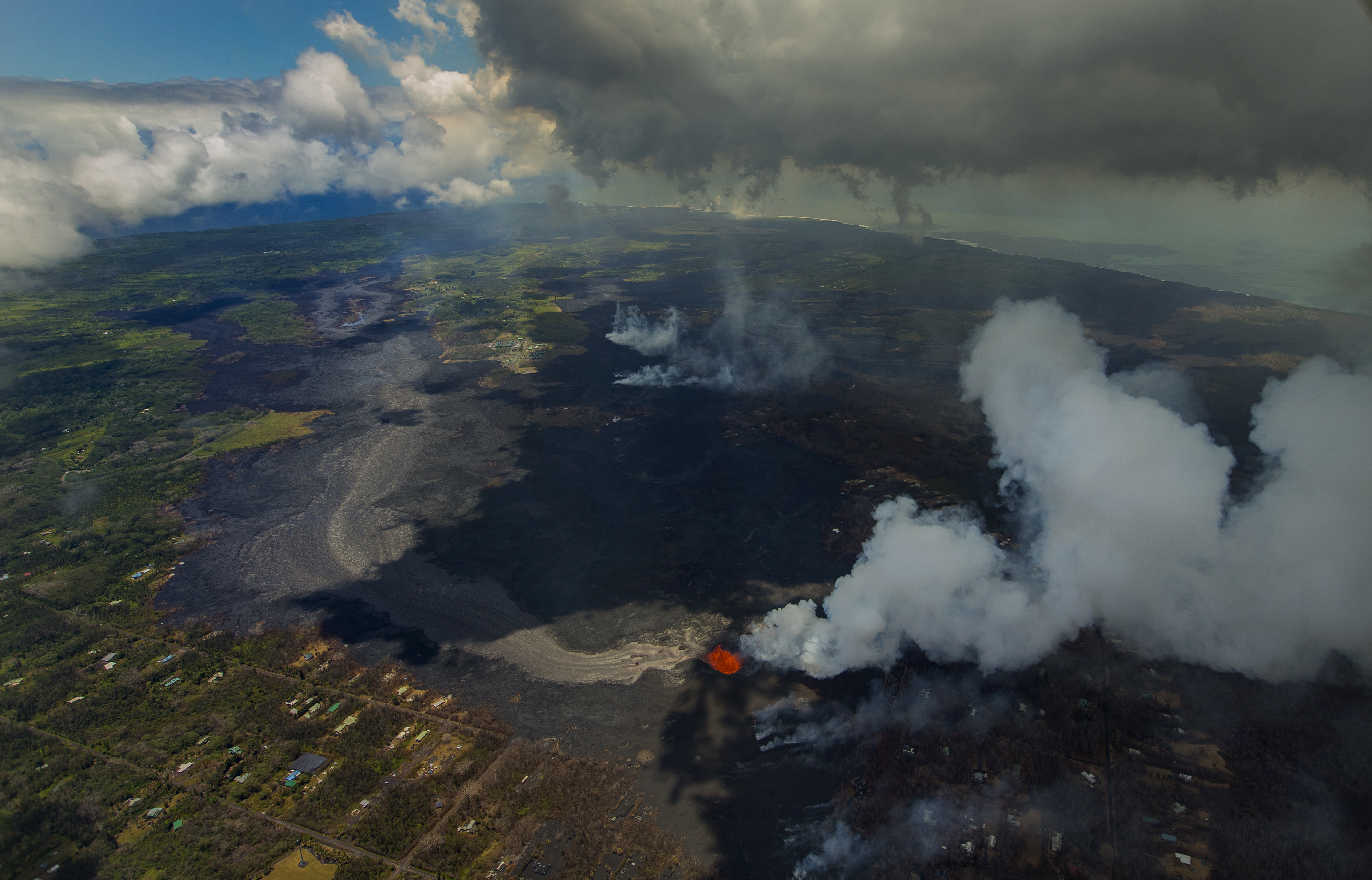 Lava del volcán Kilauea evapora el lago más grande de Hawái