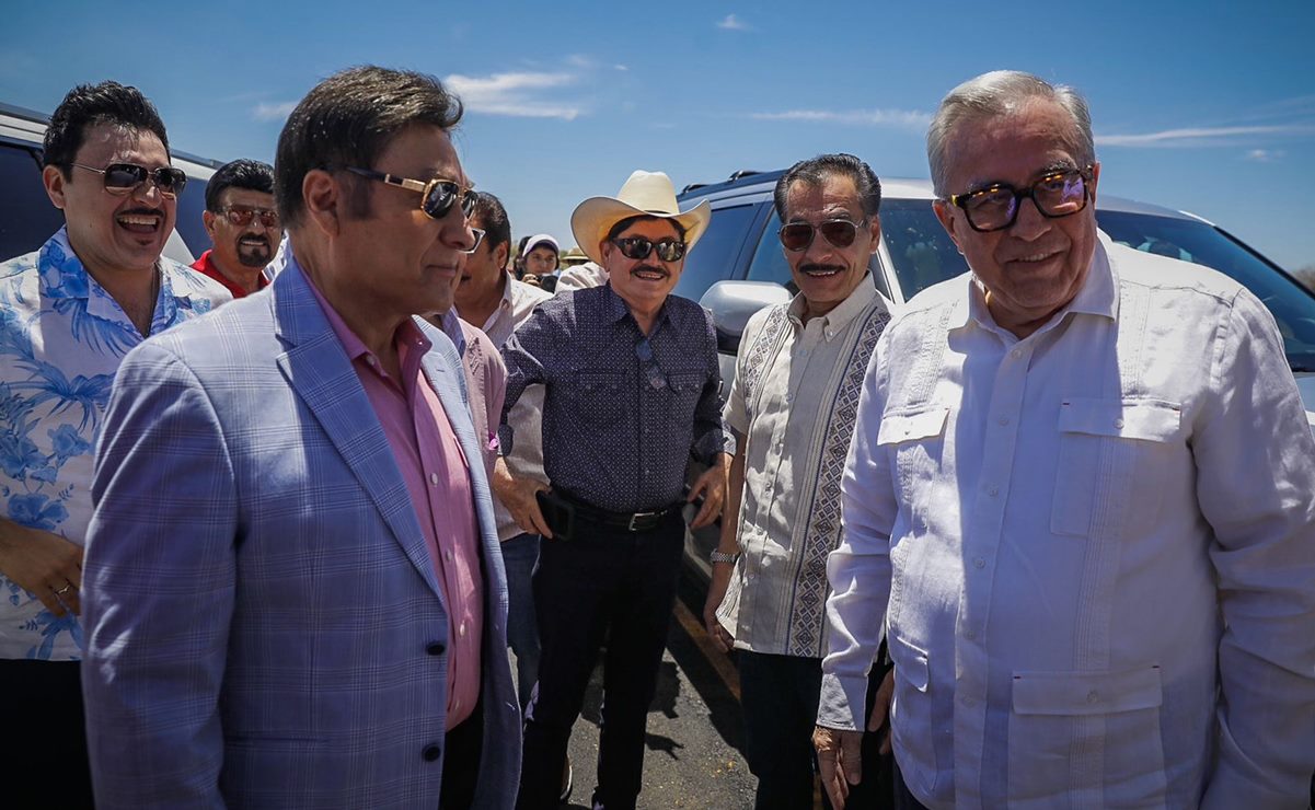 Los Tigres del Norte y gobernador de Sinaloa supervisan carretera en el pueblo natal de los músicos