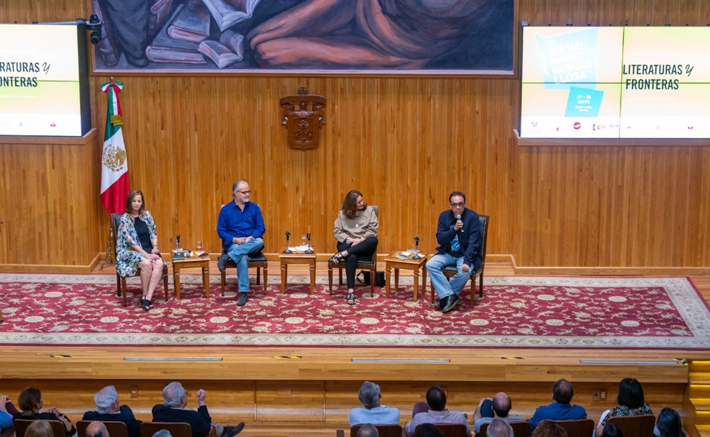 Debaten sobre el futuro de la lectura en la Bienal Vargas Llosa