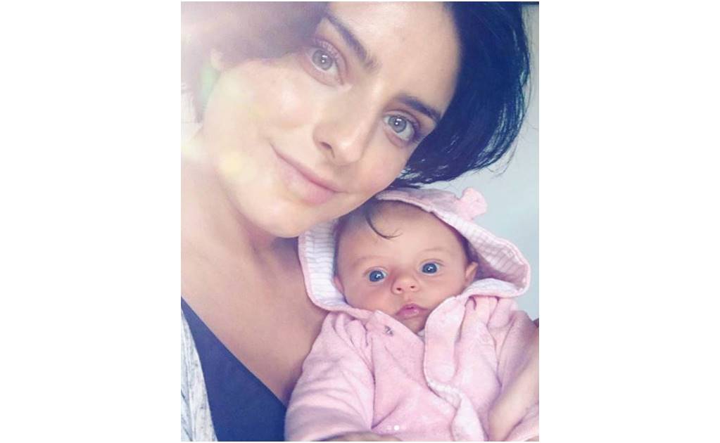 Aislinn Derbez comparte tiernas fotos del rostro de su bebé