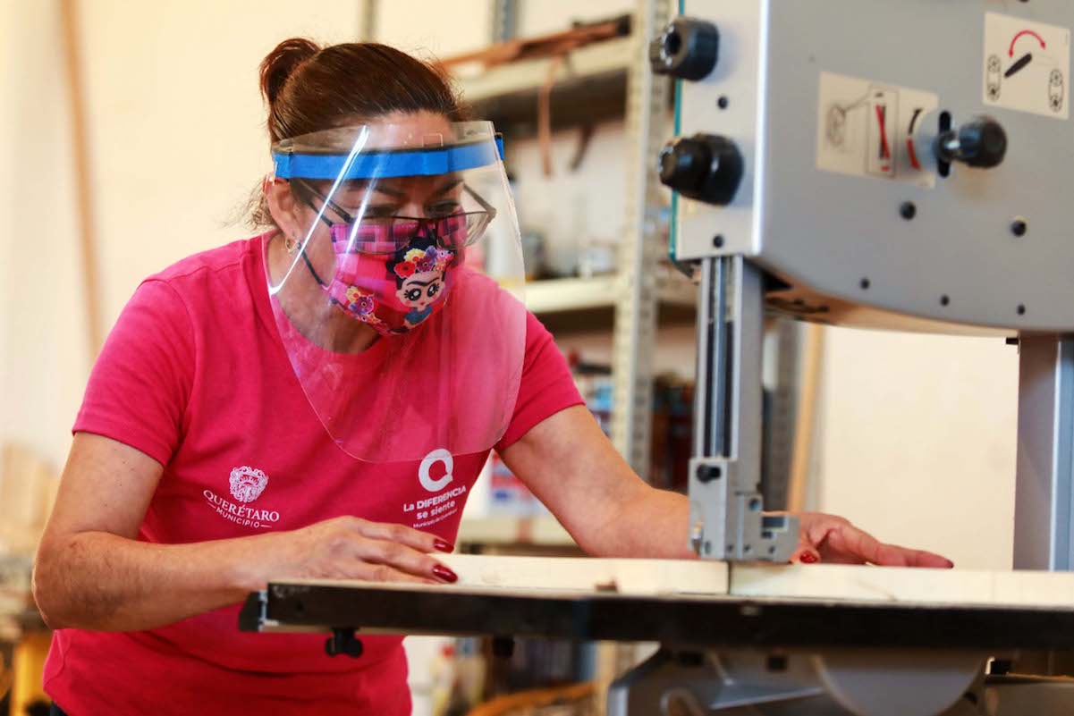 Con este programa, mujeres aprenden desde mecánica hasta carpintería 