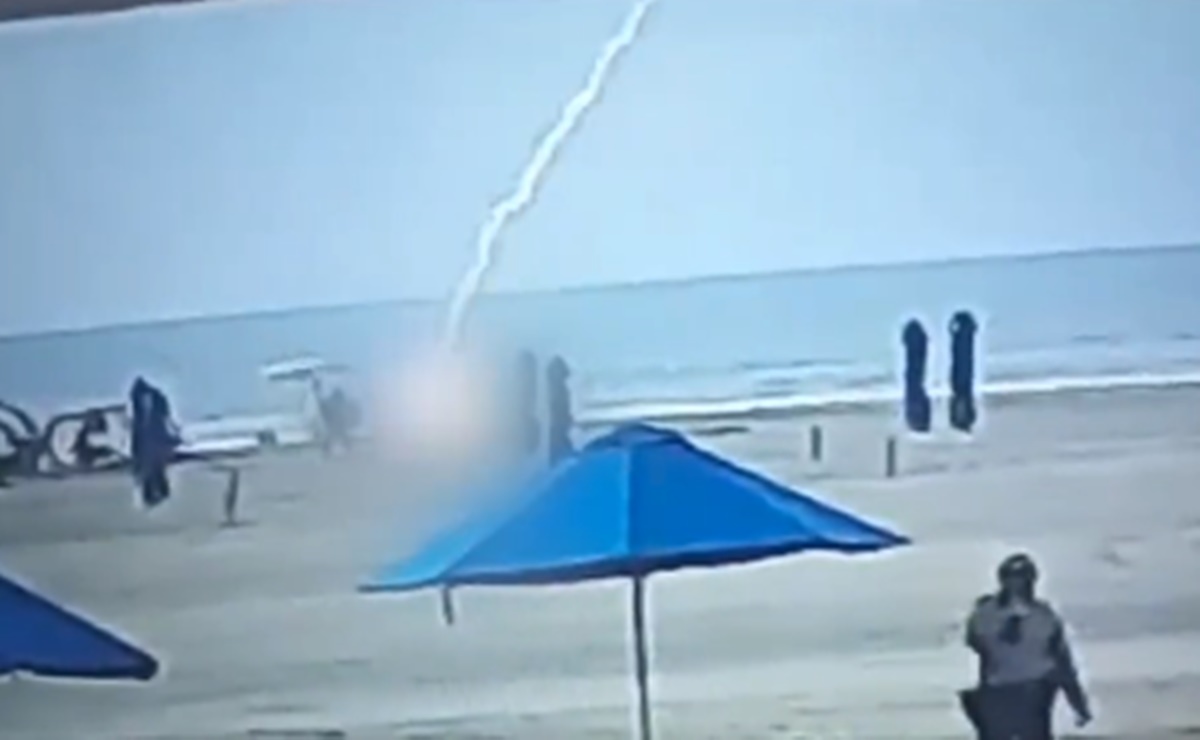 VIDEO: Mujer disfrutaba de baño en el mar, pero muere al caerle un rayo en playa de Cartagena