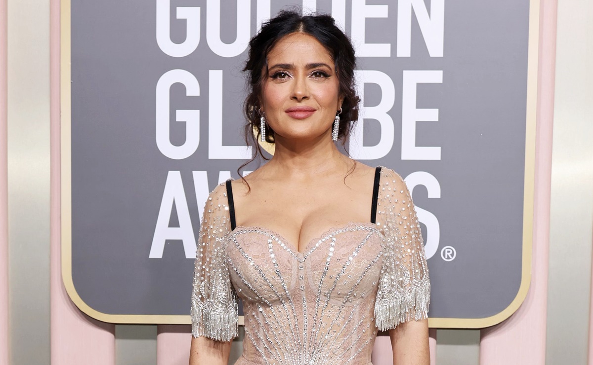 Salma Hayek muestra cómo llevar diminuto bikini negro en el mar a los 57 años