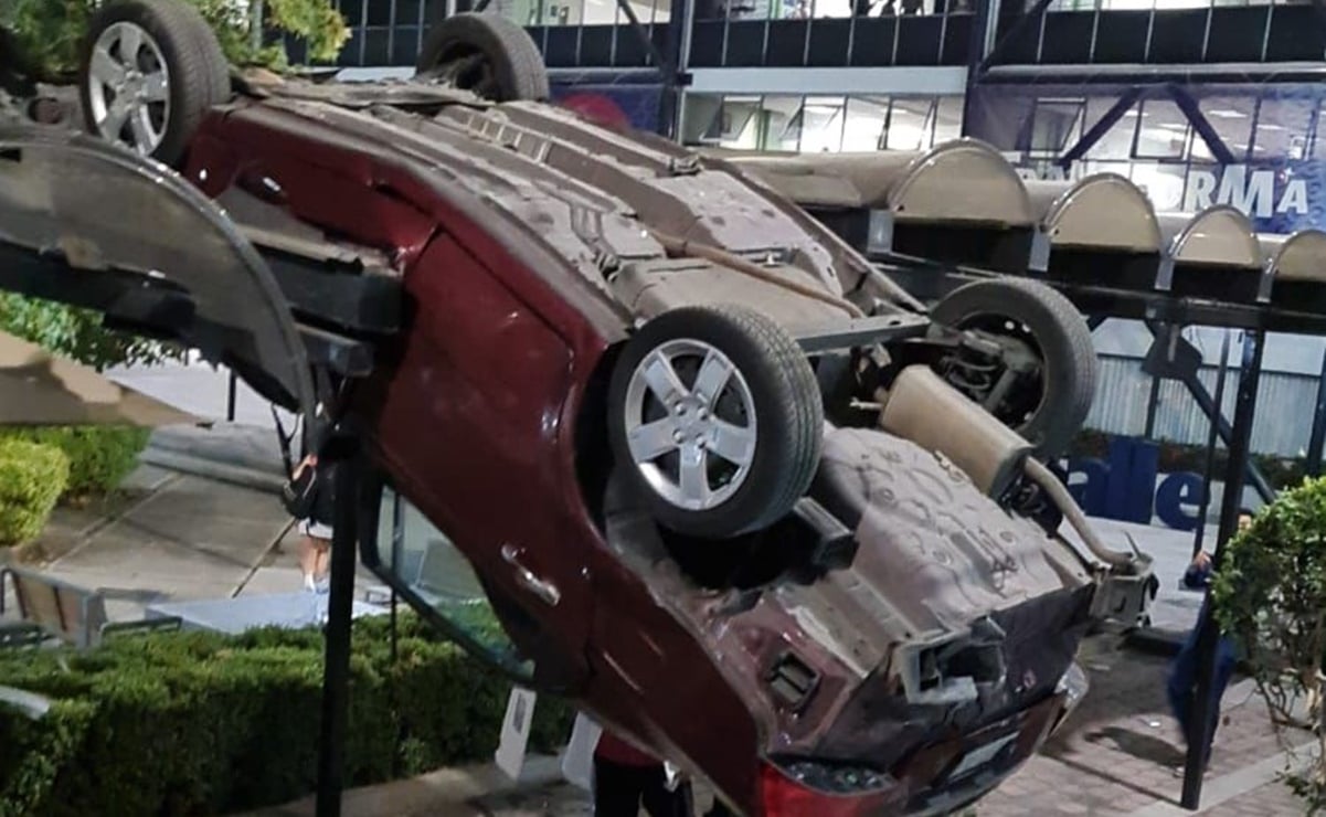 Auto cae desde tercer piso de estacionamiento de La Salle en la Condesa 