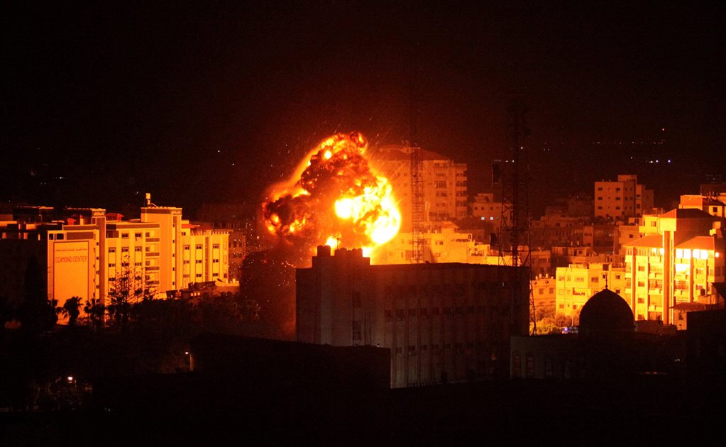 Israel bombardea Gaza y mueve tropas tras ataque con cohetes a Tel Aviv