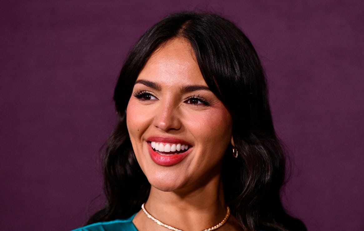 Eiza González, con 3 pasteles, flores y un sensual vestido lencero, así celebró sus 34 años