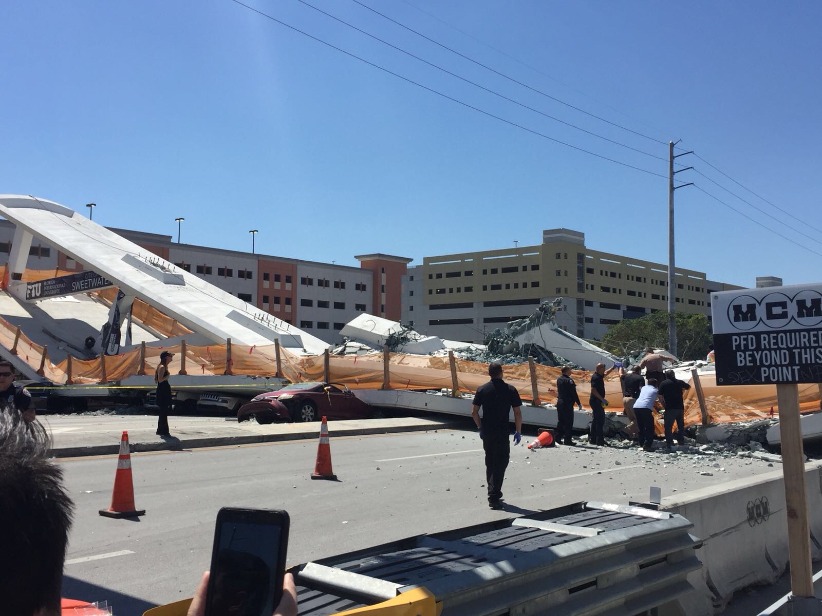 Hay "múltiples víctimas" tras colapso de puente peatonal, dice policía de Miami