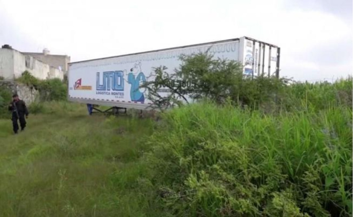 Con plantón, colectivos de 8 estados exigen identificar cuerpos del "tráiler de la muerte" en Jalisco