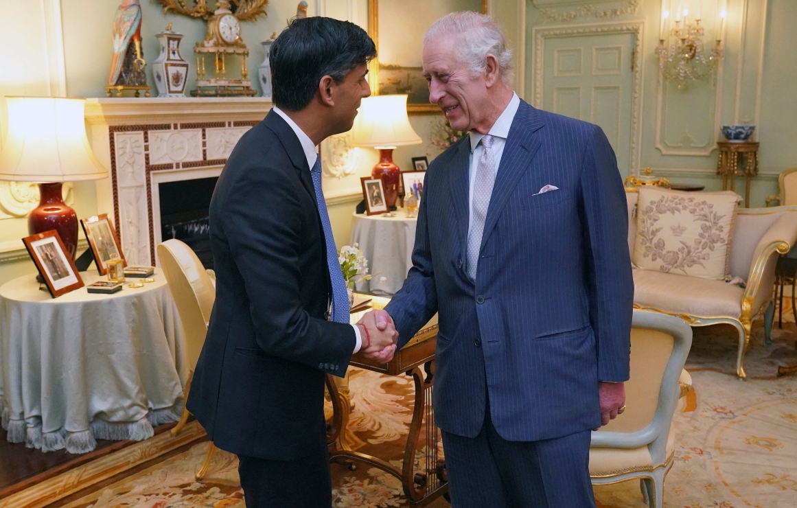 Carlos III habla del cáncer que padece con Rishi Sunak, primer ministro británico