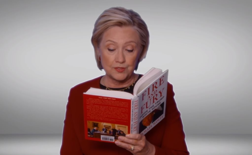 Hillary Clinton lee libro sobre Trump en premios Grammy 2018