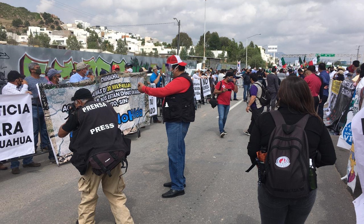Manifestantes intercambian palabras ante encuentro de AMLO con la Conago en SLP
