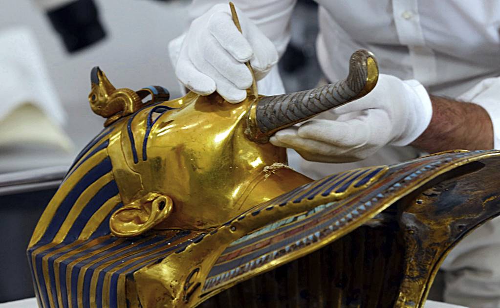 Máscara de Tutankamón "ingresa a cirugía"