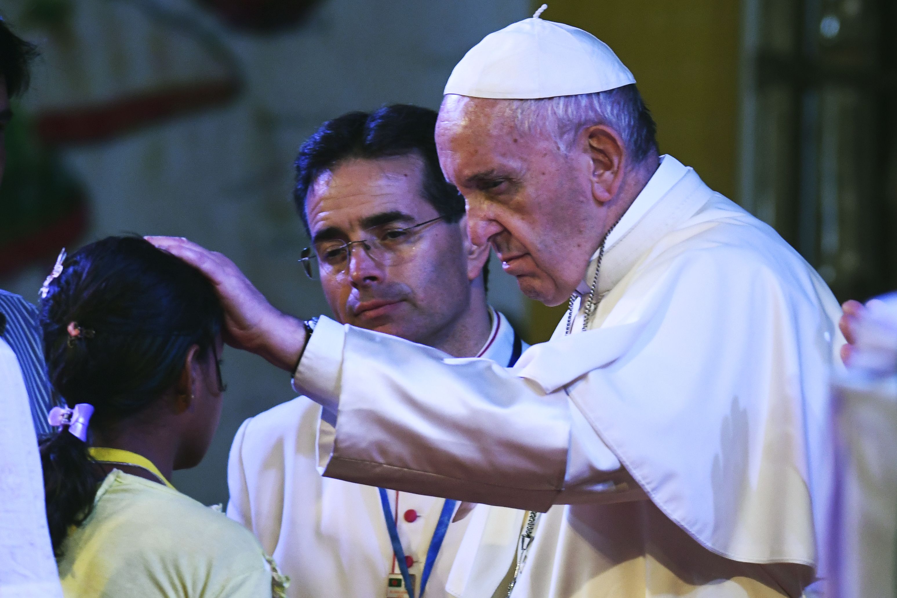 Papa Francisco pide "perdón" a los refugiados rohinyás