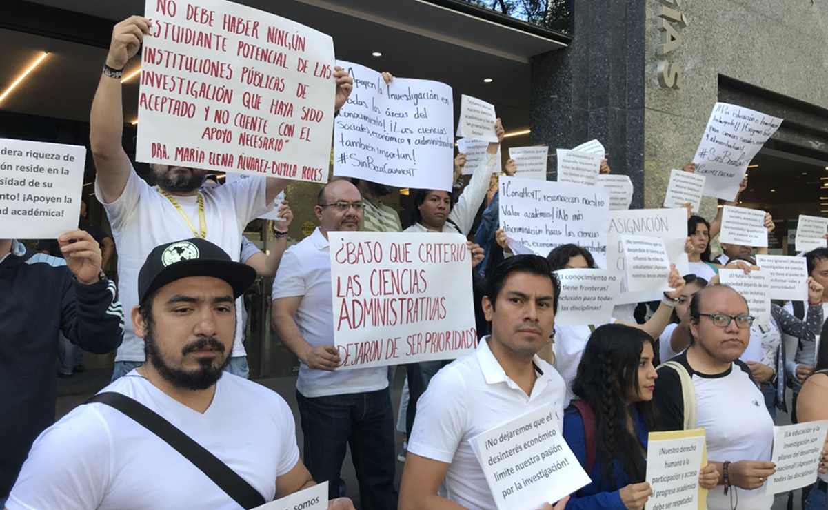 Tras negar becas, Conahcyt acuerda revisar casos de estudiantes afectados