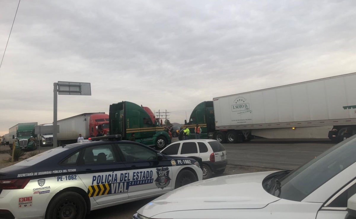 Transportistas bloquean carreteras en Chihuahua tras asalto de chofer; exigen seguridad en carreteras