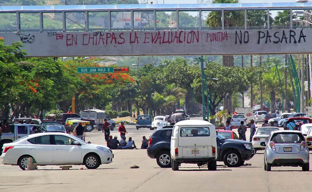 Queman auto durante protesta contra evaluación en Chiapas
