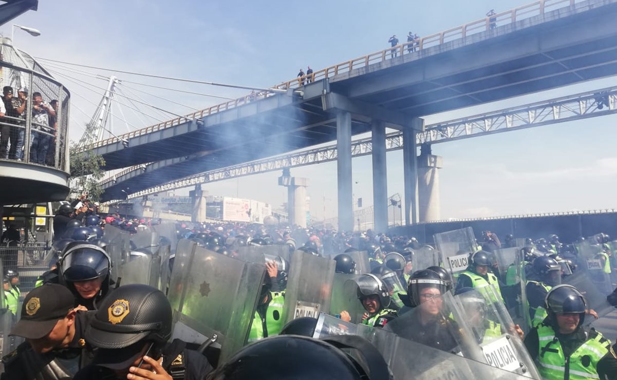 Decomisan 22 bombas de gas lacrimógeno a policías federales durante protesta en AICM