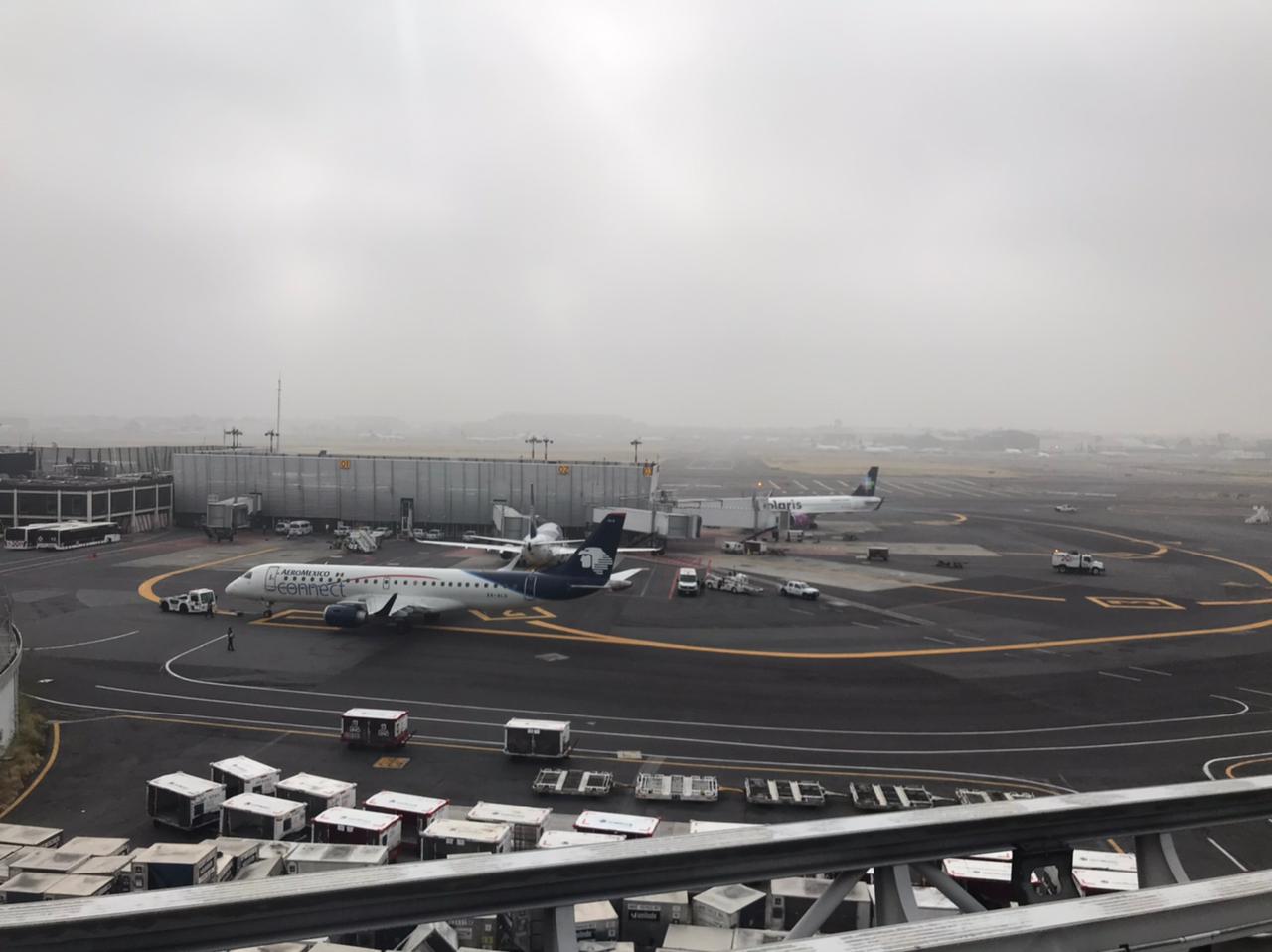 Suspenden vuelos y aterrizajes en el AICM por banco de niebla