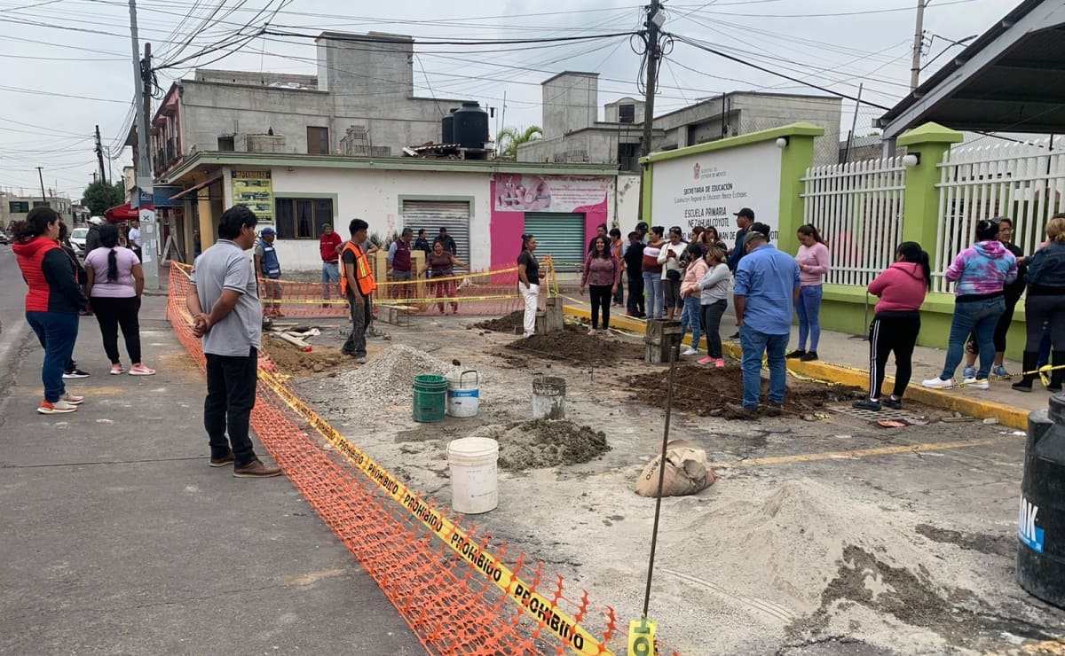 Padres protestan por construcción de paradero de combis frente a primaria en Edomex