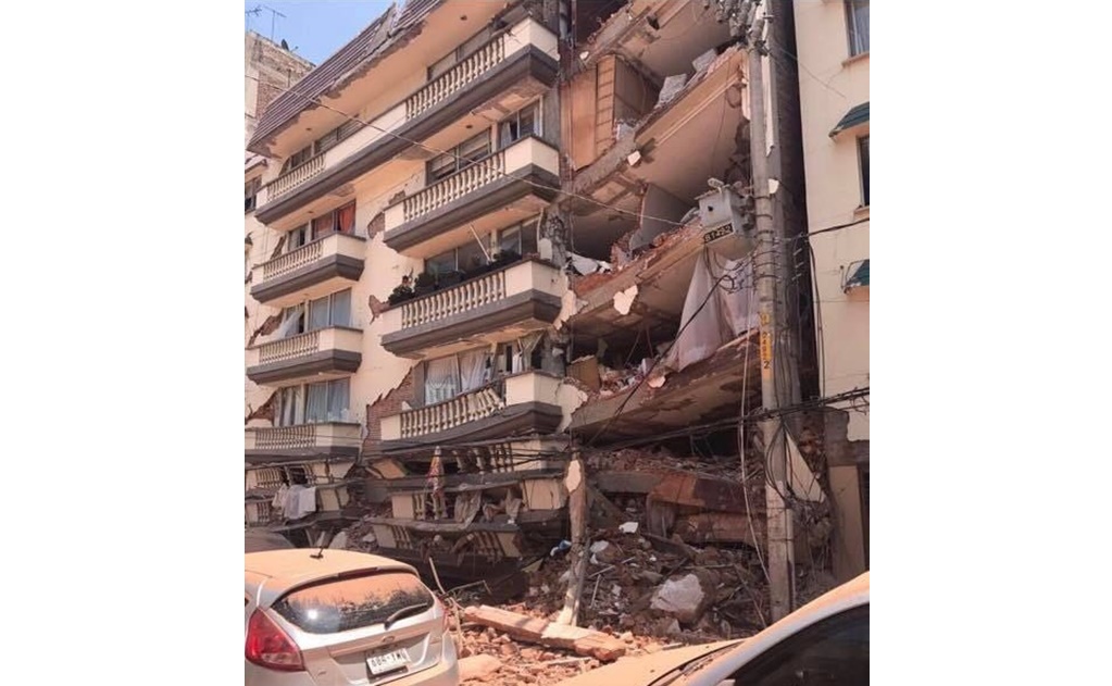 Rescatan a 6 de edificio derrumbado en Lindavista