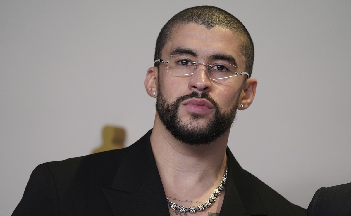 Bad Bunny luce clásico y elegante traje sin camisa en los Oscars