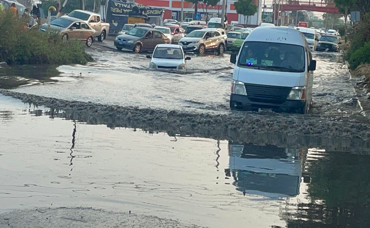 Lluvia inunda tramo de avenida Central en Periférico Oriente; varios vehículos se descomponen al tratar de pasar