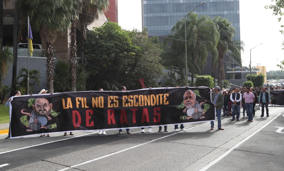 Con marcha, Movimiento Ciudadano intenta boicotear la FIL