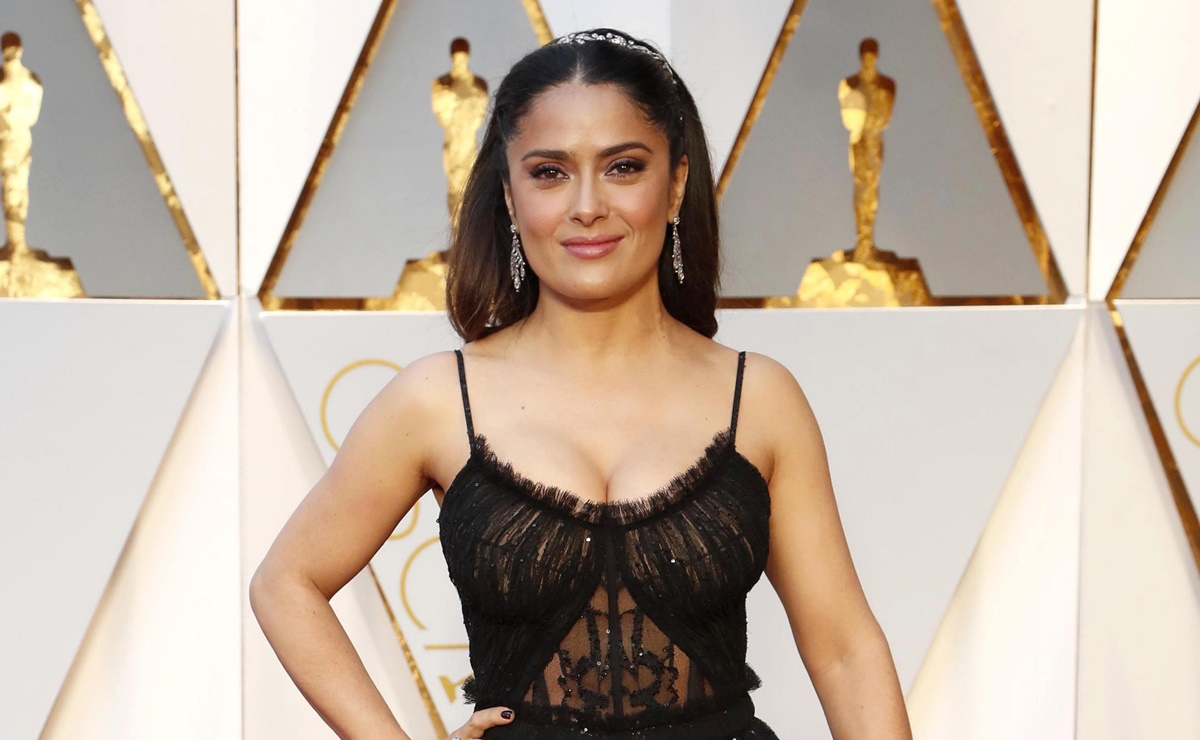 Salma Hayek se enorgullece de sus canas y las muestra en redes