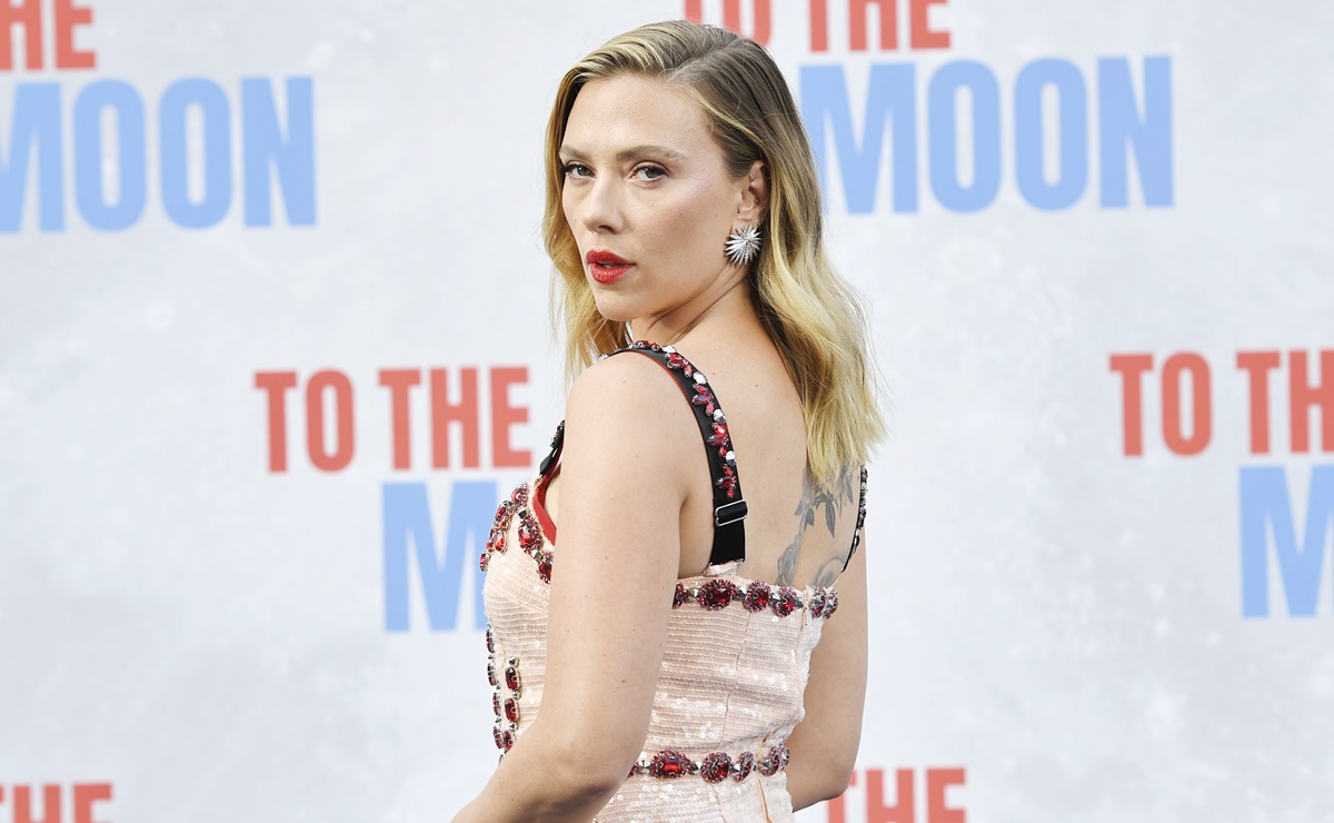 Scarlett Johansson irradia belleza con un vestido de escote corazón en Berlín